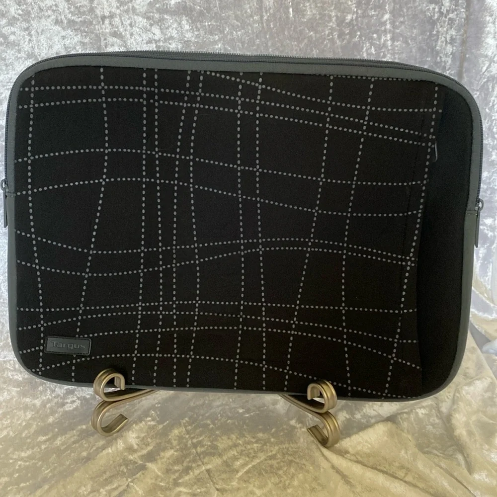 Pre-Owned TARGUS I-Pad Sleeve case.